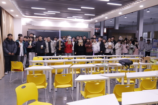 邓建军工匠学院学子以指尖创意解...