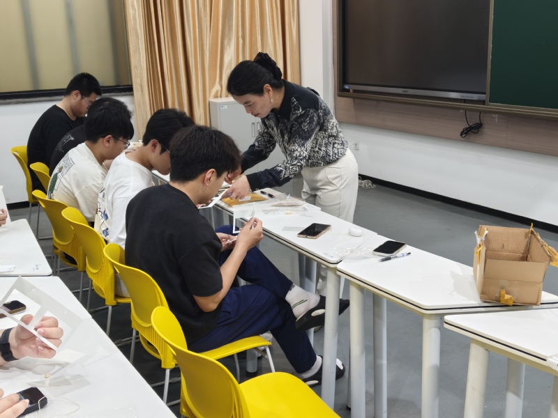 绘夏韵书香 制立夏书签——邓建...