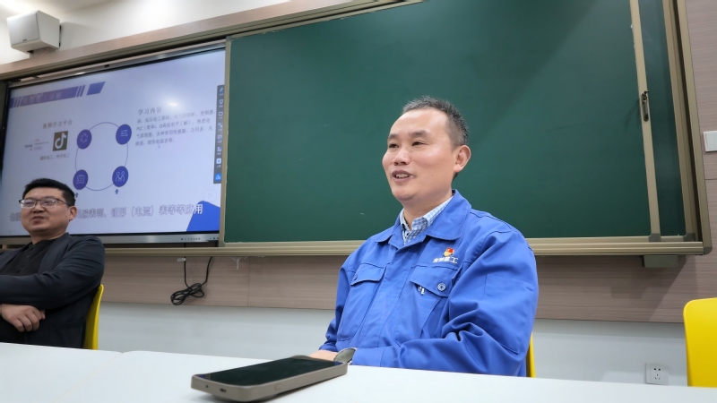【求是讲堂】邓建军工匠学院开展...