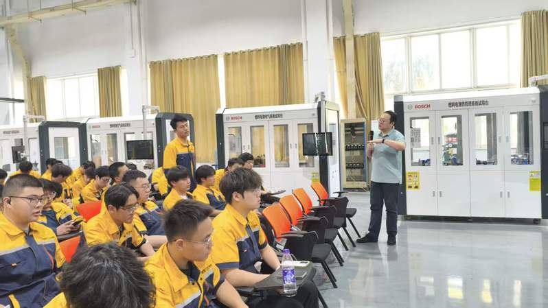 邓建军工匠学院举办就业指导讲座